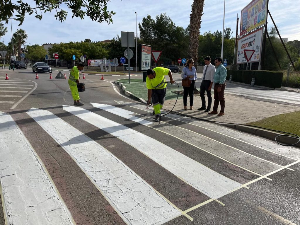 Policía Local y Tráfico Molina Repintado pasos de peatones de Altorreal Foto